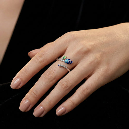 Aurelia leaf ring on hand